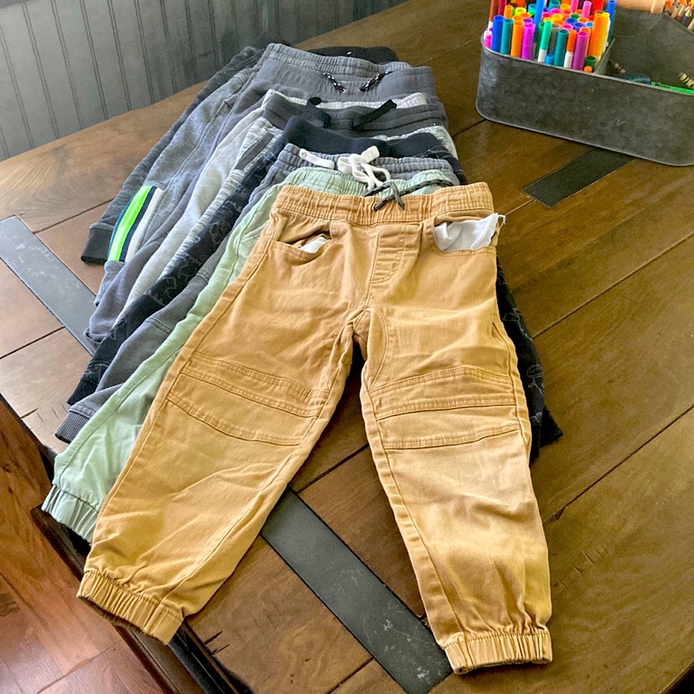 Bundle of 8 boys pants size 4T